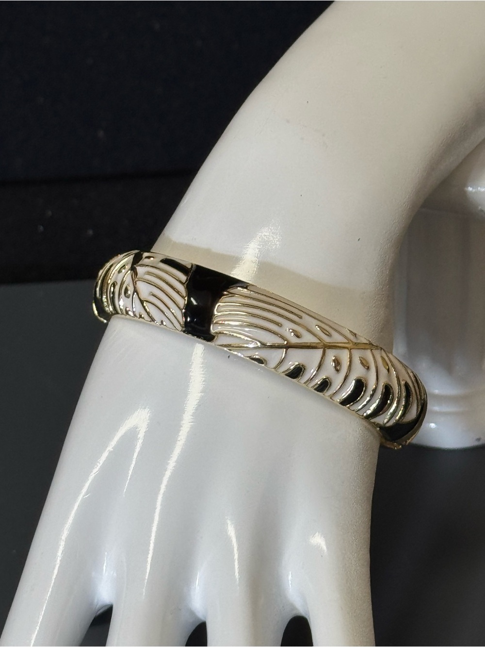 NWOT Black Enamel Monstera Leaf Hinged Bangle Clamper Bracelet Gold Tone